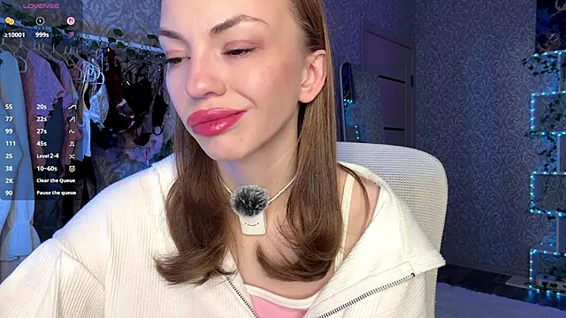 MiraVandee online show from November 7, 2025, 5:12 am