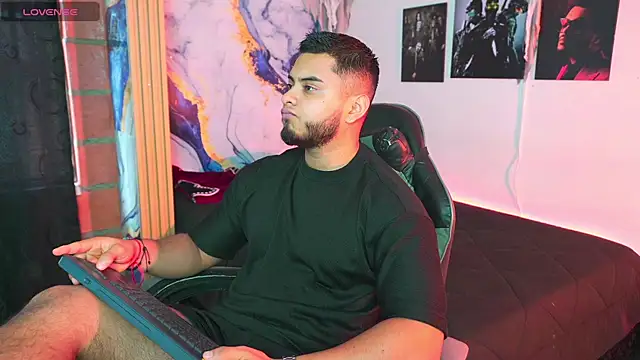 Tiler wolker online show from November 1, 2025, 8:25 pm