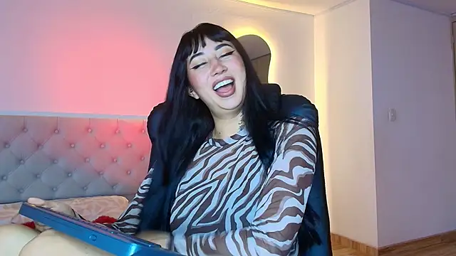 Raven  riot online show from November 26, 2025, 2:06 pm