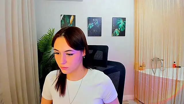 Snapshot of MakeYoueHappy chatting on November 28, 2025, 12:05 pm MakeYoueHappy online show from November 28, 2025, 12:05 pm