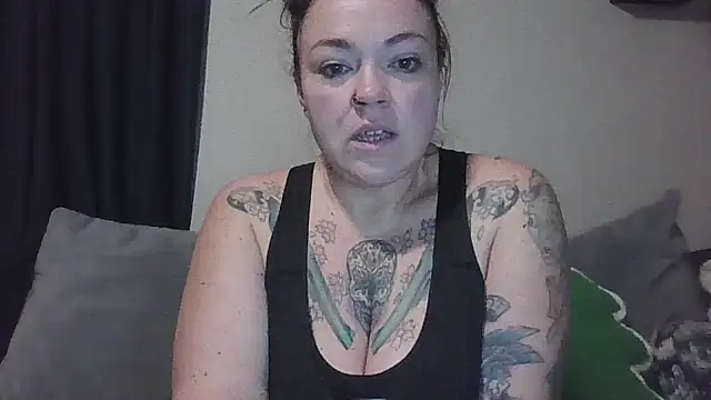 BartenderSteph online show from December 1, 2025, 9:43 am