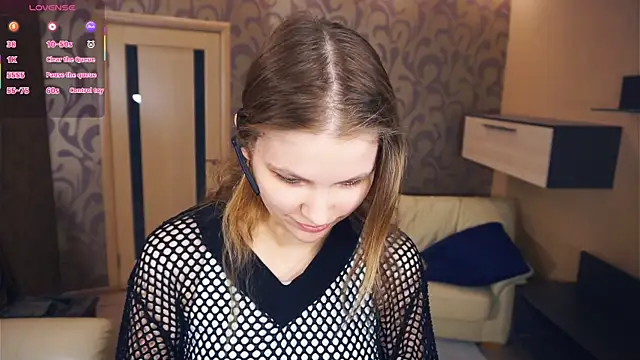 YoshieGradney online show from November 17, 2025, 5:55 am