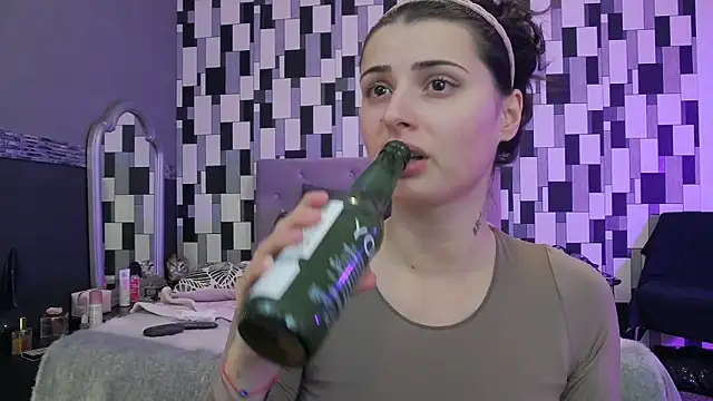 venusinylons online show from November 15, 2025, 1:59 pm