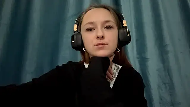 HOTBellakle online show from November 17, 2025, 4:44 pm