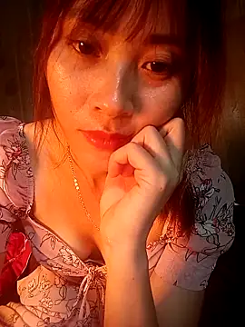 Snapshot of Em_xinh01 chatting on December 4, 2025, 1:10 pm Em xinh01 online show from December 4, 2025, 1:10 pm