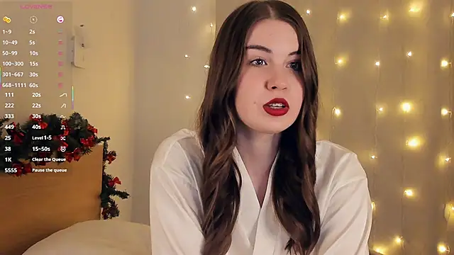 LoreeScialdone online show from December 18, 2025, 10:02 pm