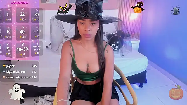 Snapshot of SoffiaDams2 chatting on October 31, 2025, 12:02 pm SoffiaDams2 online show from October 31, 2025, 12:02 pm