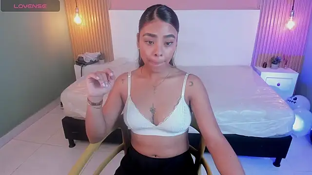 Snapshot of SoffiaDams2 chatting on November 2, 2025, 11:59 am SoffiaDams2 online show from November 2, 2025, 11:59 am