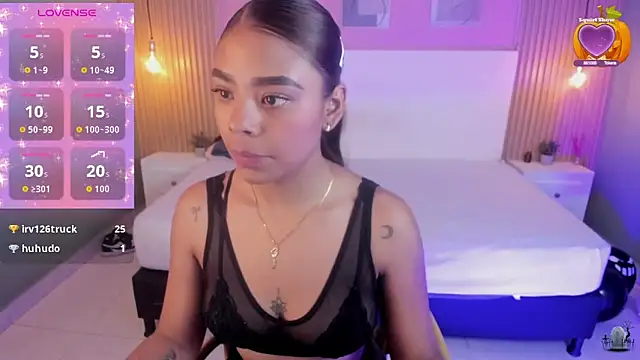 Snapshot of SoffiaDams2 chatting on November 3, 2025, 11:47 am SoffiaDams2 online show from November 3, 2025, 11:47 am