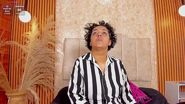 NAIA ROSSI online show from November 25, 2025, 2:28 pm