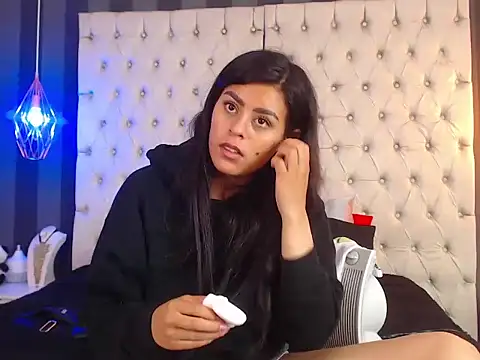 Camile Petite online show from November 21, 2025, 7:24 pm