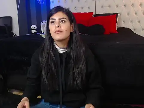 Camile Petite online show from December 4, 2025, 7:57 pm