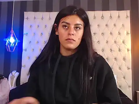 Camile Petite online show from November 6, 2025, 7:29 pm