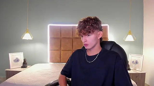 NicolasFerrer18 online show from November 17, 2025, 7:29 pm