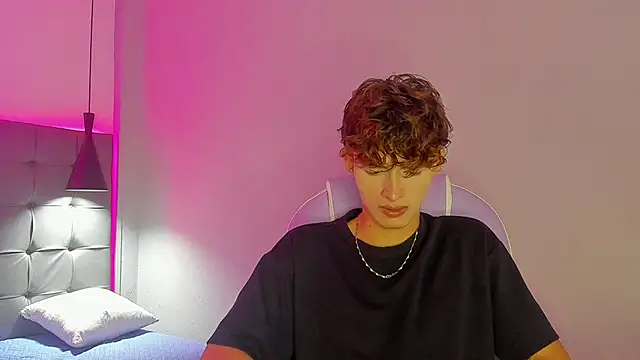 NicolasFerrer18 online show from November 30, 2025, 7:25 pm