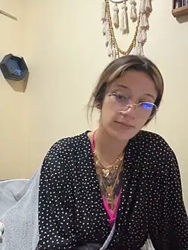 xsuusy online show from October 28, 2025, 9:58 pm