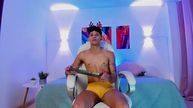 Snapshot of KamiSuarez chatting on November 27, 2025, 6:30 pm KamiSuarez online show from November 27, 2025, 6:30 pm