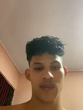 Snapshot of KamiSuarez chatting on January 18, 2026, 4:27 am KamiSuarez online show from January 18, 2026, 4:27 am