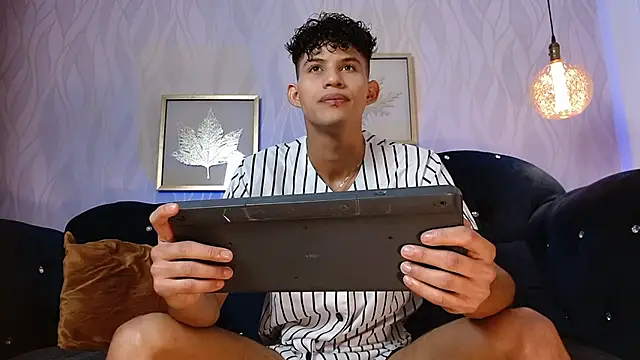 Snapshot of KamiSuarez chatting on November 6, 2025, 6:23 pm KamiSuarez online show from November 6, 2025, 6:23 pm