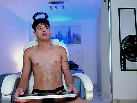 Snapshot of KamiSuarez chatting on November 21, 2025, 6:51 pm KamiSuarez online show from November 21, 2025, 6:51 pm