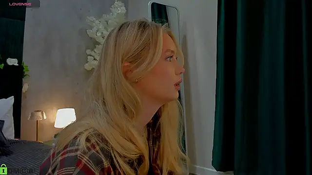 Melanie Ryer online show from November 22, 2025, 1:04 am