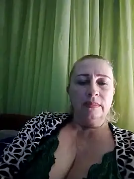 Snapshot of Esenia505 chatting on November 3, 2025, 6:11 pm Esenia505 online show from November 3, 2025, 6:11 pm