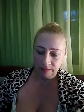 Snapshot of Esenia505 chatting on November 5, 2025, 3:48 pm Esenia505 online show from November 5, 2025, 3:48 pm