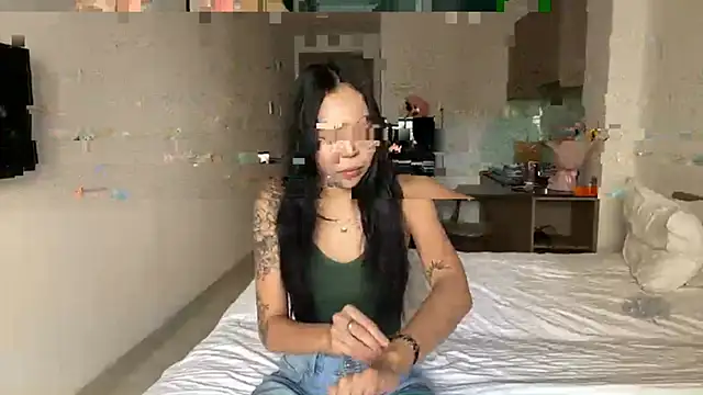 LizParadiz online show from November 12, 2025, 8:18 am