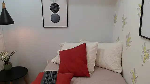 carolinemoretti online show from November 3, 2025, 11:58 am