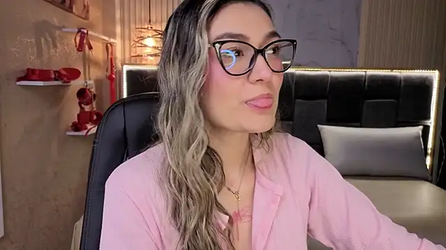 Snapshot of Im-Lola chatting on December 3, 2025, 7:57 pm Im-Lola online show from December 3, 2025, 7:57 pm