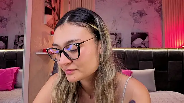 Snapshot of Im-Lola chatting on January 10, 2026, 8:37 pm Im-Lola online show from January 10, 2026, 8:37 pm