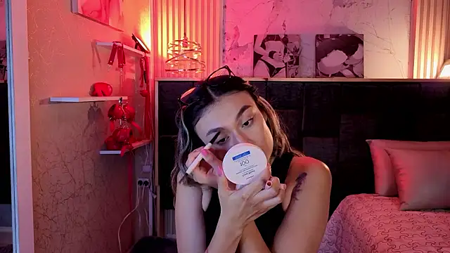 Im-Lola online show from February 21, 2026, 8:44 pm