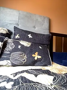 Maahlerh123 online show from December 1, 2025, 11:44 am