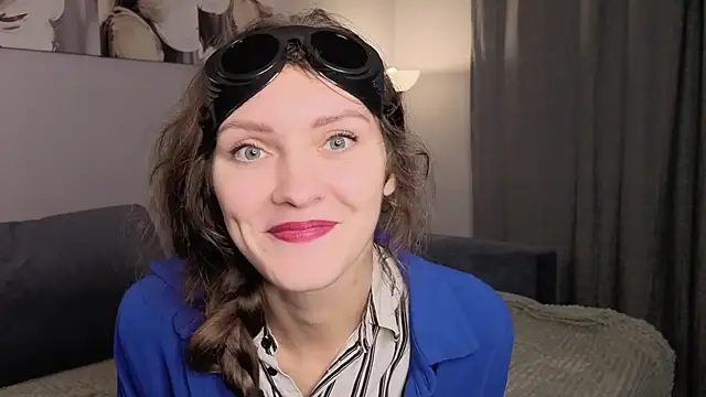 LauraYoungg online show from October 30, 2025, 7:44 pm