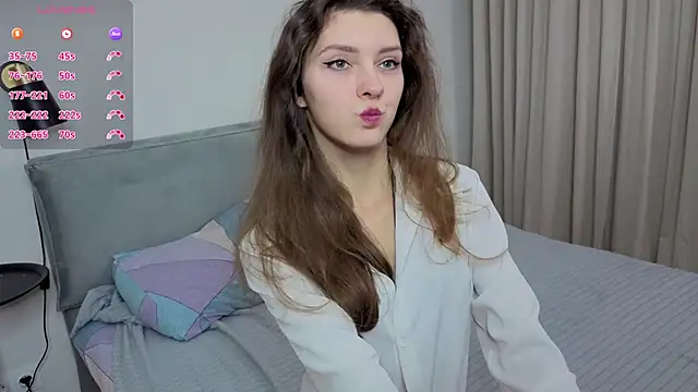 LauraYoungg online show from November 11, 2025, 8:25 pm