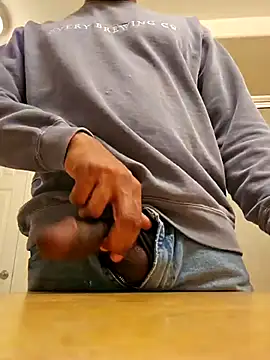 Snapshot of TraddyZaddy chatting on December 2, 2025, 6:09 pm TraddyZaddy online show from December 2, 2025, 6:09 pm