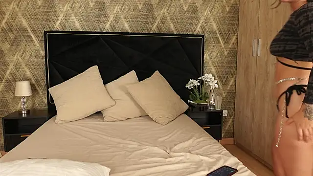 ZoeBella online show from November 2, 2025, 1:16 pm