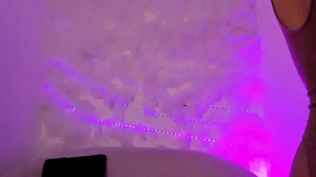 Liah Miller online show from November 18, 2025, 12:19 pm