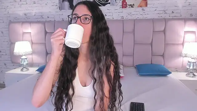 Snapshot of GirafMusic chatting on November 19, 2025, 1:11 pm GirafMusic online show from November 19, 2025, 1:11 pm