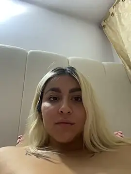 Elina Hills online show from December 17, 2025, 2:38 am