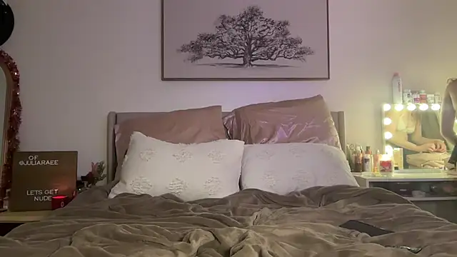 Snapshot of juliaraee chatting on December 14, 2025, 5:35 am juliaraee online show from December 14, 2025, 5:35 am