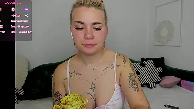 lada love online show from November 29, 2025, 9:04 pm