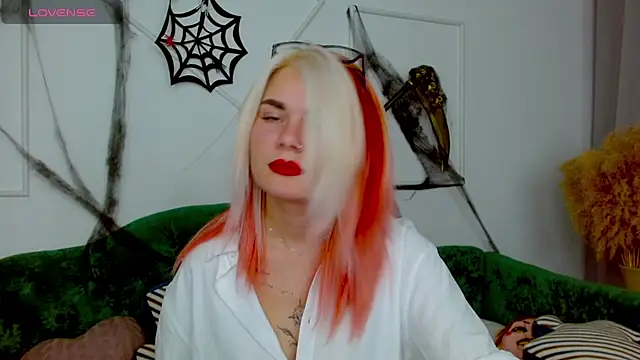 lada love online show from October 31, 2025, 9:00 pm