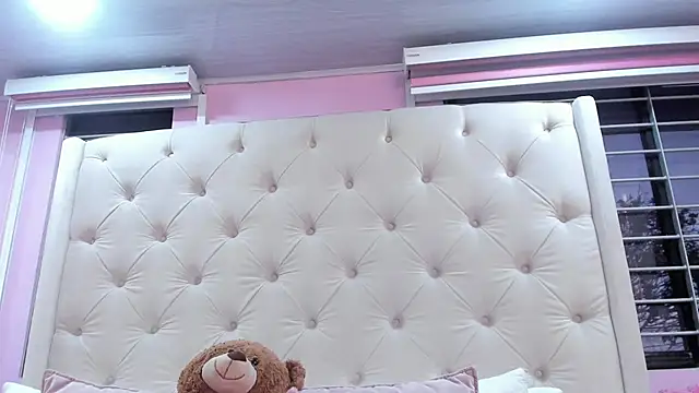 scarlett leblanc  online show from March 20, 2026, 11:44 am