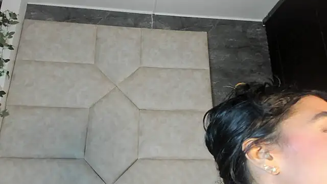 Liia Leens online show from February 15, 2026, 4:02 am