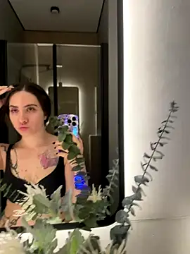  Elizabeth Brown online show from November 19, 2025, 11:16 pm