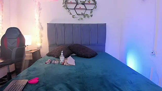 Lucerop  online show from March 5, 2026, 3:47 am