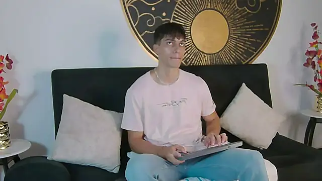 AlessioVitale online show from November 13, 2025, 12:09 pm