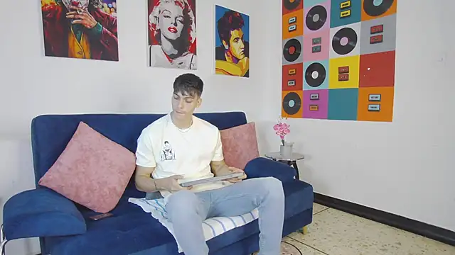 AlessioVitale online show from November 21, 2025, 12:15 pm