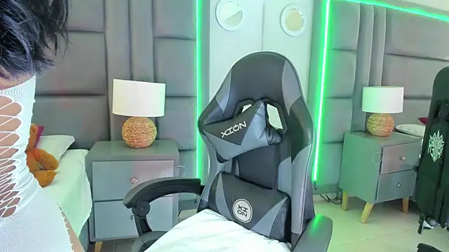 AdaraaMuller online show from November 26, 2025, 8:09 pm